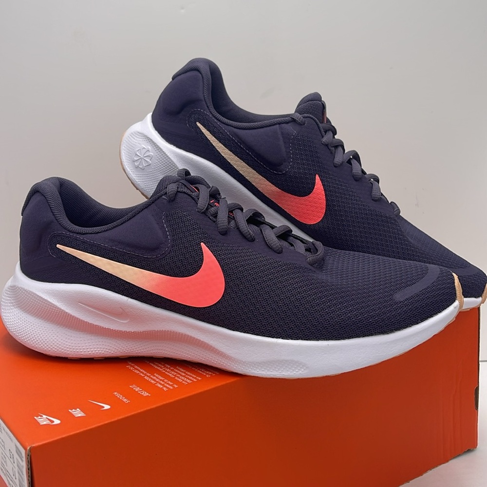 NIKE Men’s REVOLUTION 7
DK RAISIN/CRIMSON TINT-WHITE-HOT PUNCH
Style FB2208-500 - Picture 7 of 16